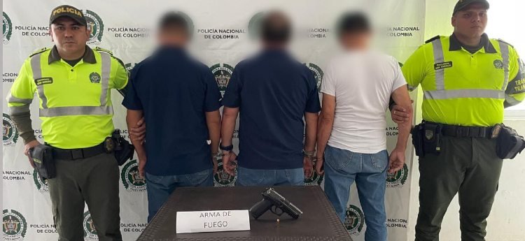 Tres personas detenidas con un arma de fuego dentro de un carro en Mariquita