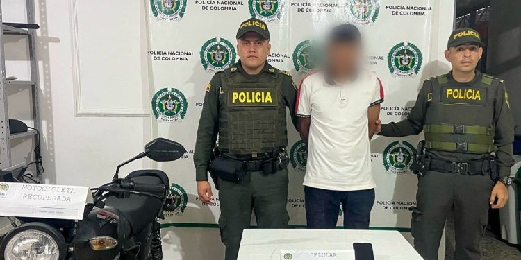 Detenido sujeto que andaba en moto hurtada y tenía en su poder un celular robado