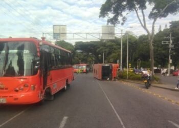 Volcamiento de buseta en la calle 37 habría sido provocado por choque entre busetas