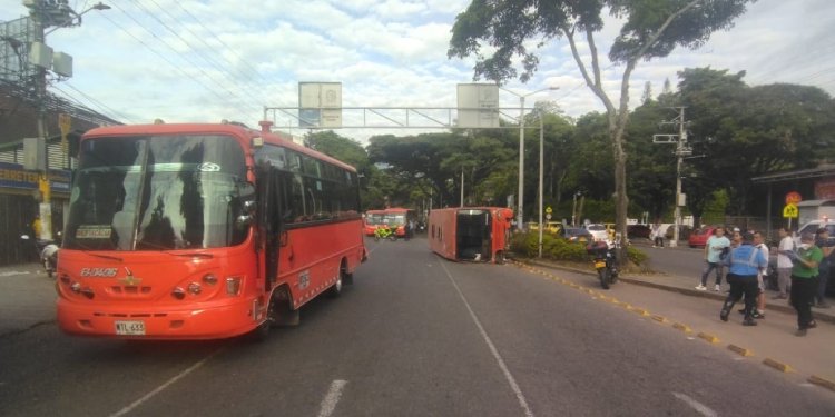 Volcamiento de buseta en la calle 37 habría sido provocado por choque entre busetas