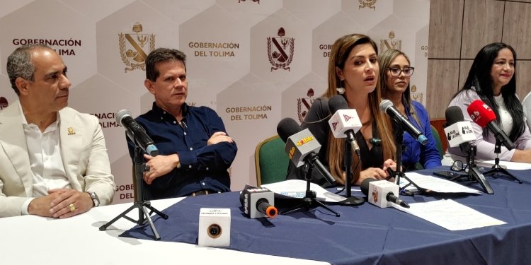 La Gobernadora Adriana Magali Matiz respaldó al General Zapateiro y señaló que no cae en paranoias y trabaja por la seguridad del departamento