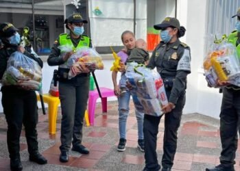Policía de Infancia en Ibagué celebró un cumpleaños a niño en la unidad oncológica del Hospital Federico Lleras Acosta