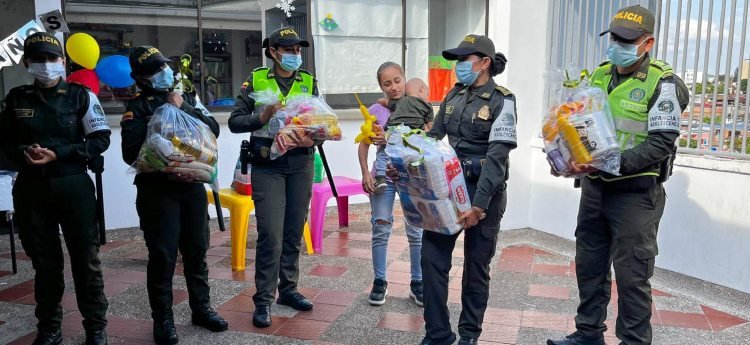 Policía de Infancia en Ibagué celebró un cumpleaños a niño en la unidad oncológica del Hospital Federico Lleras Acosta