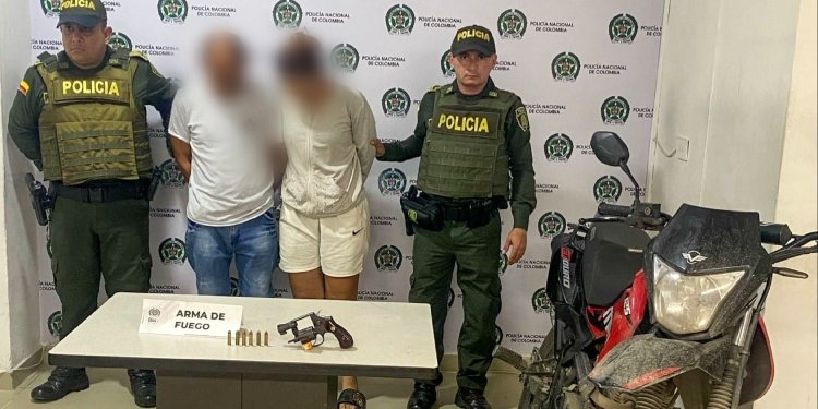 Capturada pareja se movilizaba en  una moto y llevaba un arma de fuego