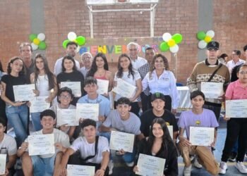 Estudiantes de institución educativa rural que mejoró su puntaje en las Pruebas Saber fueron exaltados con becas