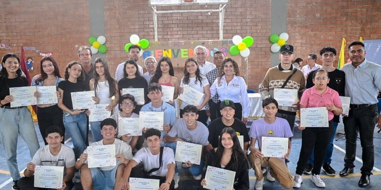 Estudiantes de institución educativa rural que mejoró su puntaje en las Pruebas Saber fueron exaltados con becas