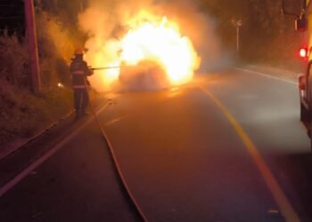 Lujosa camioneta quedó en pérdida total por incendio