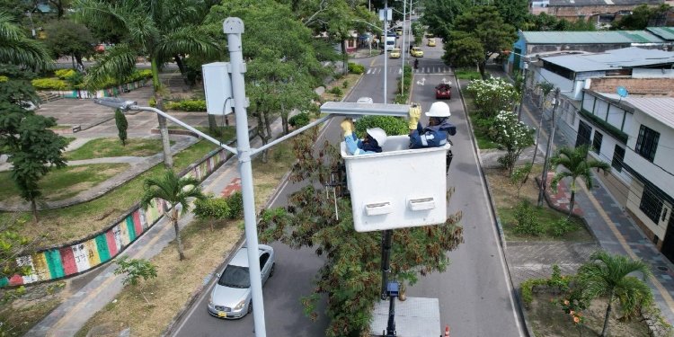 Comunas 10 y 11 de Ibagué se beneficiarán de luminarias solares de alumbrado  público