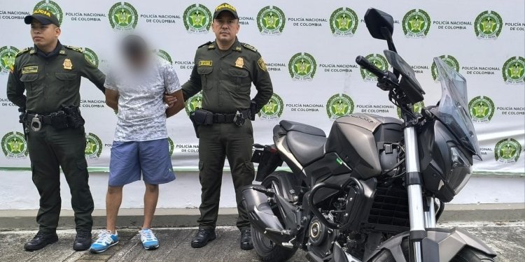 Detenido hombre que andaba en motocicleta reportada como hurtada