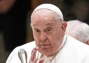 Estado de salud del papa Francisco muestra mejoría, pero permanece bajo vigilancia médica