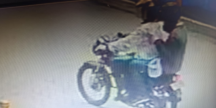 Mujer busca por sus propios medios recuperar celular que le robaron en la Calle 10 con 5.ª