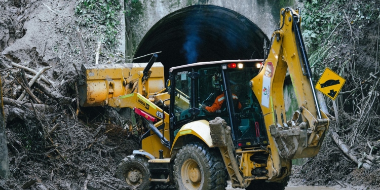 Gobernadora del Tolima visitó el sector de Los Túneles afectado por las lluvias en Ibagué