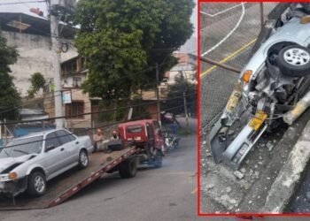 Vehículo tumbó poste y quedó encunetado en el barrio 20 de Julio