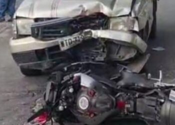 Fuerte choque en la calle 42, motociclista quedó encima del capó de la camioneta