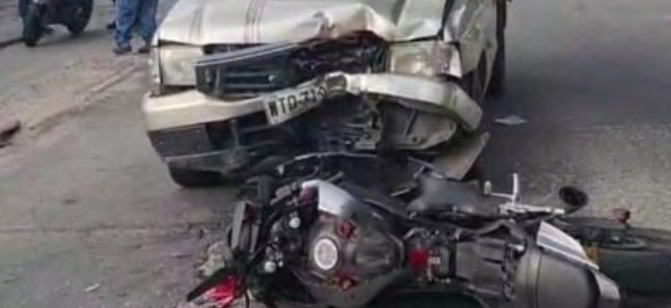 Fuerte choque en la calle 42, motociclista quedó encima del capó de la camioneta
