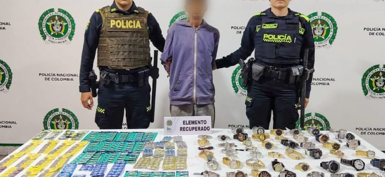 Sorprendido sujeto con joyas y otros elementos hurtados de una joyería en el Centro de Ibagué
