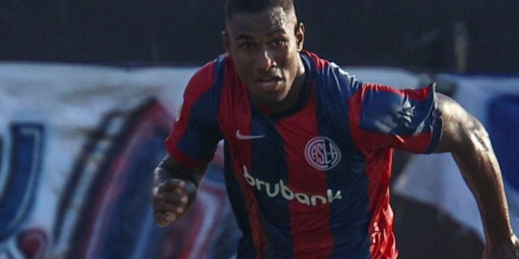 Un colombiano que defiende los colores del equipo del Papa Francisco