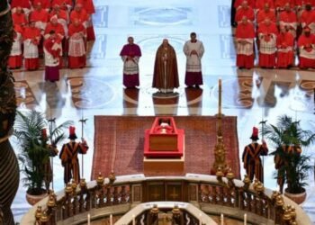 El féretro del papa Francisco llega a la Basílica de San Pedro en emotiva procesión para despedirlo