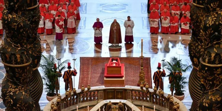 El féretro del papa Francisco llega a la Basílica de San Pedro en emotiva procesión para despedirlo