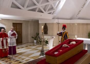 El Vaticano difunde las primeras imágenes del Papa Francisco en su féretro tras su fallecimiento