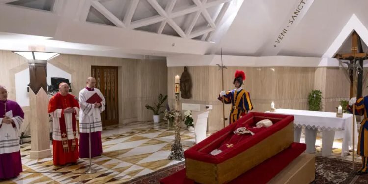 El Vaticano difunde las primeras imágenes del Papa Francisco en su féretro tras su fallecimiento