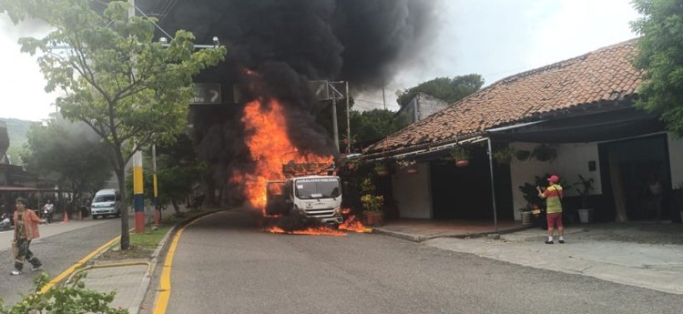 Camión de señalización vial se incineró en Honda