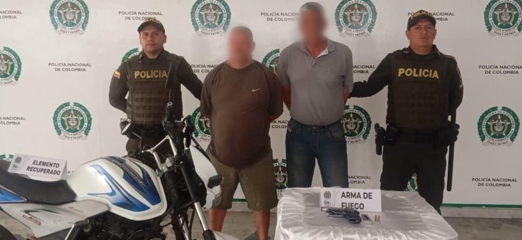 Capturaron a dos hombres con un arma de fuego en el barrio Santofimio
