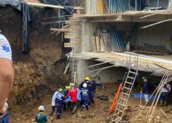 Tres obreros murieron por alud de tierra que les cayó de una construcción en la que trabajaban