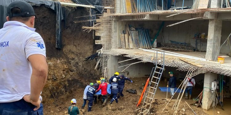Tres obreros murieron por alud de tierra que les cayó de una construcción en la que trabajaban