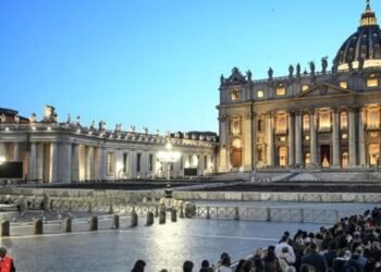 Casi 50,000 fieles rinden homenaje al Papa Francisco en la Basílica de San Pedro en solo dos días