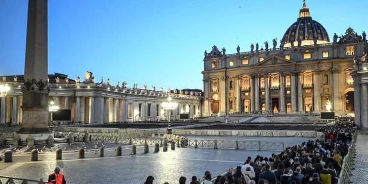 Casi 50,000 fieles rinden homenaje al Papa Francisco en la Basílica de San Pedro en solo dos días