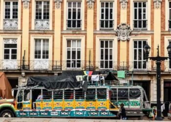 Más de 1.000 indígenas se movilizarón a Bogotá y establecen campamento en la Plaza de Bolívar para diálogo con el presidente Petro
