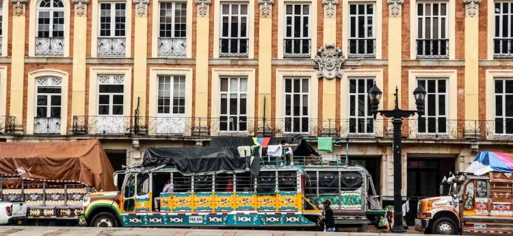 Más de 1.000 indígenas se movilizarón a Bogotá y establecen campamento en la Plaza de Bolívar para diálogo con el presidente Petro