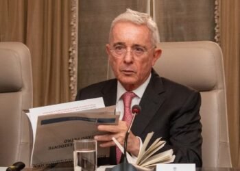 Apagón en España causa suspensión del juicio contra Álvaro Uribe por falta de su abogado