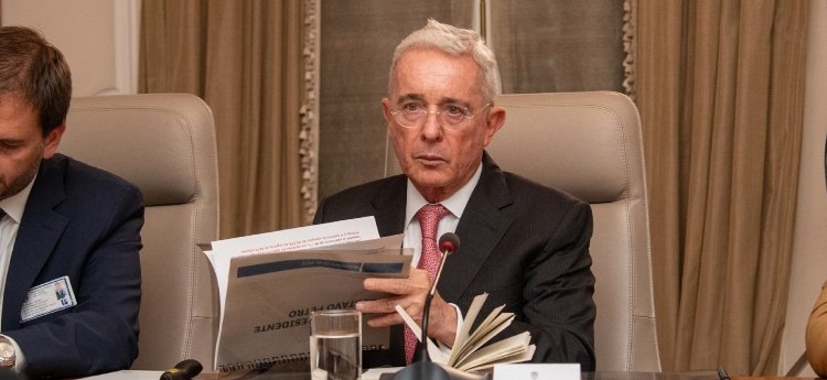 Apagón en España causa suspensión del juicio contra Álvaro Uribe por falta de su abogado