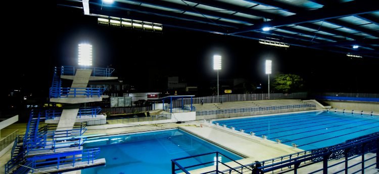 Instalaron e hicieron pruebas de luminarias de las piscinas olímpicas