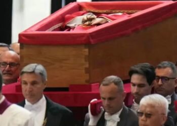 Miles de fieles dan su último adiós al papa Francisco en una emotiva despedida en la Basílica de San Pedro