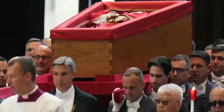 Miles de fieles dan su último adiós al papa Francisco en una emotiva despedida en la Basílica de San Pedro