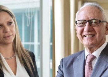 Acusan a la esposa del ministro de Salud de coacción en contrato millonario para buque hospital