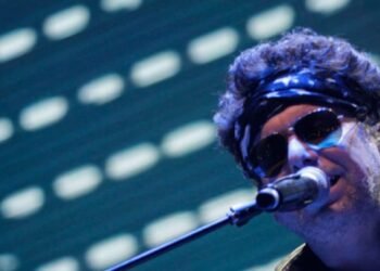 Controversia en Colombia: Andrés Calamaro genera rechazo tras gesto en defensa de la tauromaquia en concierto en Cali