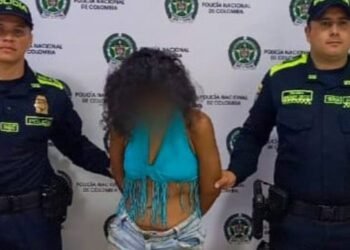 Mujer escondía estupefacientes en una moña de su pelo