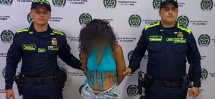 Mujer escondía estupefacientes en una moña de su pelo