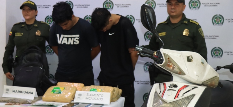 Iban en motocicleta con ‘panelas’ de marihuana en el barrio El Topacio