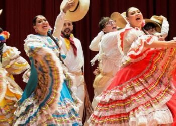 Edecanes y embajadoras de folclor se preparan fuertemente para el festival folclórico colombiano 
