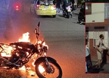 A puños, patadas y correazos cogieron a un presunto ladrón, y además le quemaron la moto en Ibagué
