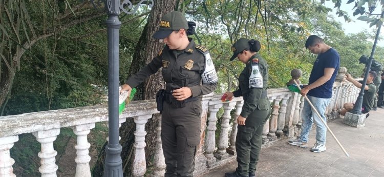 Policía y comunidad realizaron labores de limpieza en el Malecón Turístico de Suarez