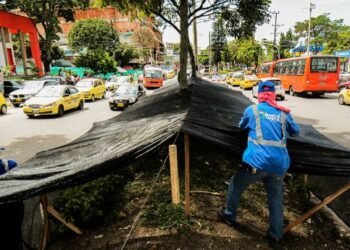 Inició la instalación de polisombra para la protección de los separadores de la Quinta por fiestas del folclor