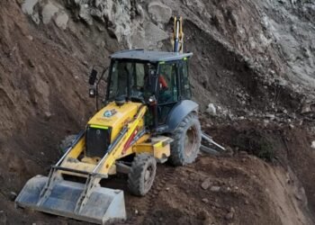 Recuperan la movilidad en la vía Rovira, Roncesvalles, San Antonio afectada por las constantes lluvias en la región 