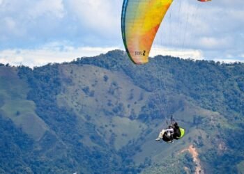 Desde vuelo de parapente lanzaron cerca de 800 bombas de semillas