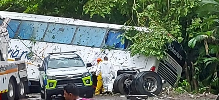 Tres personas fallecidas en accidente de un bus de Expreso Bolivariano en la vía Armero – Lérida